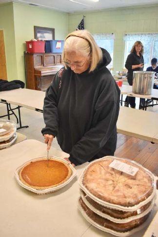 Linda-Wise-sliced-pies-on-Nov.-22-2023-t